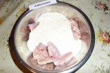Шаг 4. Куриные бедра немного посолить, залить ароматным йогуртом с приправами. В