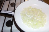 Шаг 7. На сковороду с растительным маслом выложить лук и обжарить его пару минут