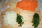 Шаг 2. Подготовить овощи и зелень: морковь натереть, лук и сельдерей нарезать ку