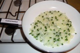 Шаг 3. На сковороде с растительным маслом обжарить репчатый лук, зеленый лук и ч