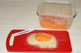 Шаг 3. Выкладывать смесь порционно в панировочные сухари, сформировать котлеты