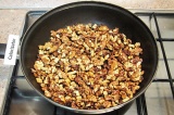 Шаг 4. На сухой сковороде обжарить грецкие орехи.