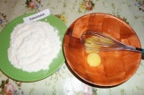 Шаг 4. В одну тарелку насыпать муку, в другой взбить яйца и влить 2 ст.л. воды