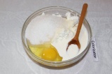 Шаг 5. В творог всыпать оставшийся сахар и манную крупу, вбить яйца, добавить см