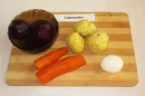 Шаг 2. Сварить свеклу, морковь и картофель в мундире до готовности, яйцо сварить