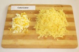 Шаг 4. Измельчить яйцо и натереть сыр.