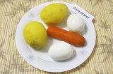 Шаг 1. Картофель, морковь и яйца отварить до готовности, остудить, очистить.