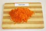 Шаг 6. Морковь очистить и натереть на терке.