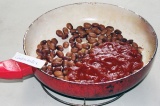 Шаг 2. Смешать томатную пасту с водой, добавить к фасоли. Добавить соль и перец.