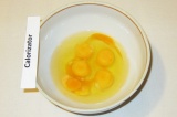 Шаг 3. В миску разбить яйца.