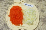 Шаг 2. Морковь и лук очистить. Лук мелко нарезать, морковь натереть на крупной т