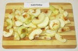 Шаг 1. Для начинки яблоки очистить от кожуры и семян и нарезать крупными долькам