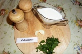 Шаг 9. Соус для подачи: в кефир добавить измельченный чеснок, петрушку, соль, че
