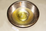 Шаг 1. В миску налить воды, добавить соль и подсолнечное масло.