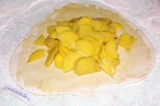 Шаг 6. Тесто смазать подсолнечным маслом, выложить картофель.