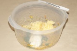 Шаг 6. Добавить к остывшим грибам и пережарке половину измельченной зелени, сыр
