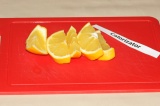 Шаг 4. Нарезать вторую половину апельсина для украшения готового напитка.