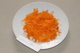 Шаг 4. Морковь натереть на мелкой терке.