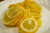 Шаг 1. Помыть лимоны и порезать на кружочки.