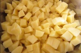 Шаг 2. Порезать картофель, добавить в бульон за 20 минут до готовности.