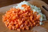 Шаг 3. Нарезать морковь и лук мелкими кубиками.