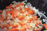 Шаг 4. Пассеровать лук и морковь.