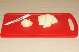 Шаг 3. Чеснок натереть на мелкой терке, нарезать сыр.