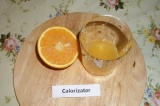 Шаг 9. Выжать сок из половины апельсина.
