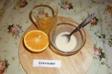 Шаг 10. В сахарную пудру налить немного апельсинового сока и все размешать до од