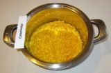 Шаг 6. В кастрюлю выложить измельченные шкурки апельсинов, мед и апельсиновый со