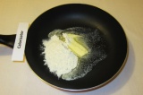 Шаг 5. Муку обжарить на сковороде на сливочном масле.