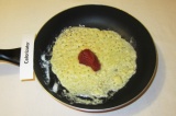 Шаг 6. Добавить томатную пасту. Потушить 1-2 минуты.