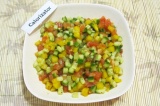 Шаг 2. Смешать овощи и заправить уксусом и соевым соусом. Добавить сушеный базил