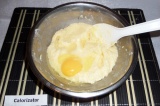 Шаг 2. Далее в масляную массу ввести по одному яйцу, тщательно перемешивая