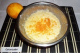 Шаг 3. В масляно-яичную массу натереть цедру одного апельсина, перемешать.