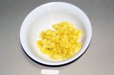 Шаг 2. Картофель в салат нарезать небольшими кубиками.