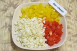 Шаг 1. Нарезать мелко овощи для салата: помидор, капусту и болгарский перец.