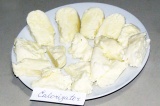 Шаг 1. Сыр нарезать небольшими кусочками.