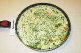 Шаг 9. Вылить соус на сковородку к овощам. Посолить, поперчить, довести до кипе