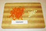 Шаг 7. Морковь и чеснок очистить и мелко нарезать.