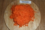 Шаг 2. Морковь очистить, натереть на мелкой терке.