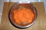 Шаг 7. В тесто добавить морковь, тщательно перемешать ложкой.