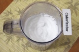 Шаг 5. Приготовить крем. Взбить блендером кондитерский крем с ванильным сахаром