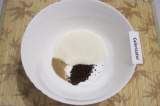 Шаг 1. В большую емкость насыпать сухие ингредиенты: сахар, дрожжи и кофе.
