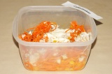 Шаг 5. Добавить курицу, майонез и соль к перцу с морковью, тщательно перемешать.