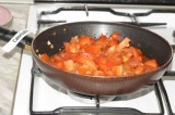 Шаг 3. К чесноку добавить нарезанные кубиками помидоры, орегано, базилик, томатн