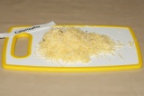 Шаг 4. Сыр натереть на крупной терке. Готовый соус сверху посыпать тертым сыром.