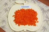 Шаг 3. Морковь очистить и нарезать небольшими кубиками.