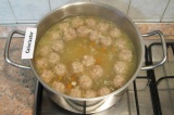 Шаг 6. Как только вода закипит, опустить фрикадельки в суп и варить 15 мин до го