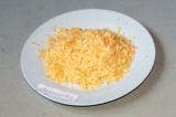Шаг 3. Натереть сыр на мелкой терке.